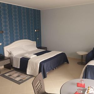 Camera familiare accessibile ai disabili con letto king size
